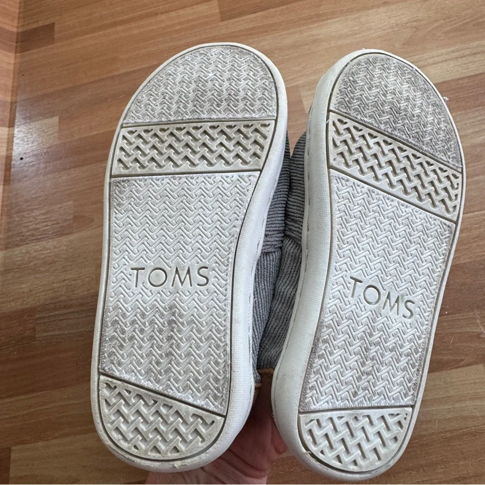 Toms slip on shoes size 8